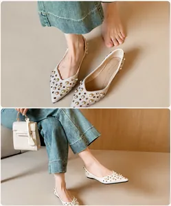 Détails de chaussures plates pointues beiges avec perles et rivets dorés pour femme