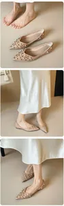 Vue détaillée de ballerines beiges à bout pointu avec perles blanches et clous dorés