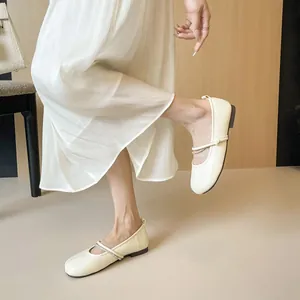 Französischer Stil Tabi Mary Jane Ballerinas in Cremeweiß mit funkelndem Strass-Riemen