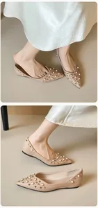 Détail de ballerines pointues avec perles et clous dorés sur cuir beige élégant