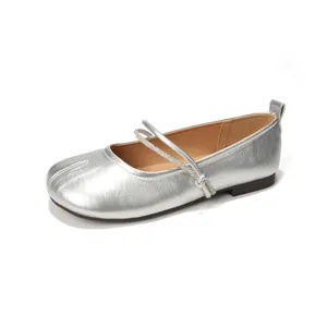 Silberne Tabi Mary Jane Ballerinas für Damen mit Strassriemen auf weißem Hintergrund