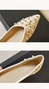 Détails de ballerines pointues beiges avec perles élégantes et strass ambrés sur le dessus