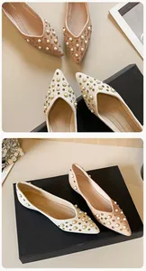 Détail de ballerines pointues de style français avec perles et strass brillants