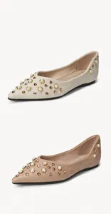 Détail de ballerines pointues en beige et marron avec perles et strass élégants
