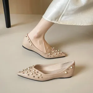 Ballerines beiges pointues élégantes avec ornements en perles et strass dorés