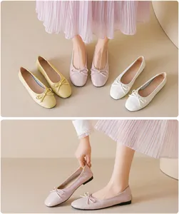 Tre colori di ballerine piatte con fiocchi e pelle testurizzata in stile di vita