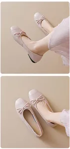 Dettagli di ballerine rosa a punta tonda con fiocco e trama intrecciata fine