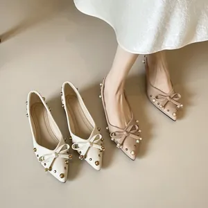 Ballerines à bout pointu style français avec nœud élégant, perles et clous dorés brillants