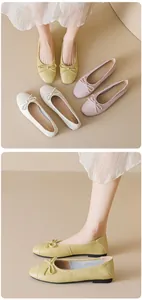 Dettaglio delle ballerine con trama a grana incrociata e decorazione con fiocco