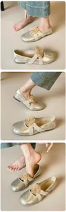 Makroansicht silberner Mary Janes mit metallischem Glanz und Mesh-Rosenverzierung