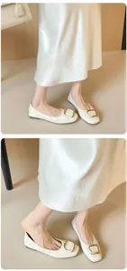 Detailaufnahme beigefarbener Slipper mit Steinstruktur und goldener Schnalle
