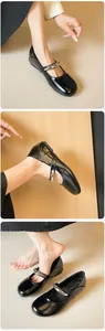 Détails de ballerines Mary Jane noires en cuir verni avec une chaîne décorative argentée