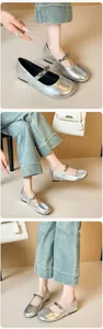 Vues détaillées des chaussures Mary Jane argentées avec texture craquelée et boucle ronde