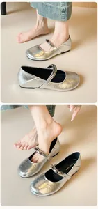Détails de chaussures Mary Jane argentées à effet craquelé et anneaux métalliques chic