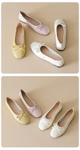 Dettaglio di ballerine piatte in bianco, giallo e rosa con delicati fiocchi decorativi