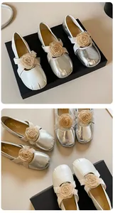 Detail von Ballerinas mit eleganter Stoffrose und gefalteter runder Zehenkappe