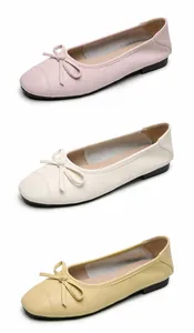 Dettaglio ballerine intrecciate in rosa, panna e giallo con decorazione a fiocco