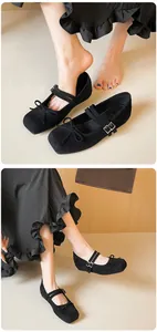 Détail de ballerines Mary Jane en daim noir avec doubles brides et nœuds élégants
