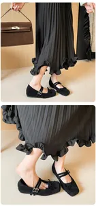 Gros plan de ballerines Mary Jane en daim noir avec bout carré et petit nœud