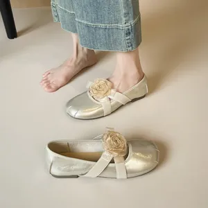 Silberne Mary Jane Ballerinas im Metallic-Look mit Stoffrose und elegantem Bandverschluss