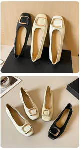 Detailaufnahme der quadratischen Metallschnalle und Webstruktur bei Damen Ballerinas