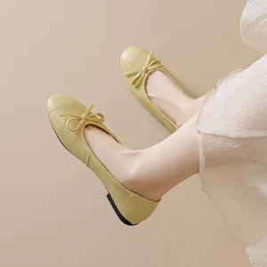 Ballerine in pelle crema stile francese con fiocco e suola a trama intrecciata