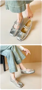Détails de ballerines Mary Jane argentées avec nœud et doubles brides portées au pied