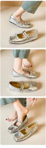 Vues multiples de chaussures Mary Jane argentées avec nœuds et doubles brides sur modèle