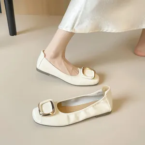 Schicke cremefarbene Ballerinas für Damen mit goldener Schnalle und weicher Webstruktur