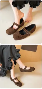 Détail de chaussures Mary Jane en daim marron vintage avec nœud et double bride