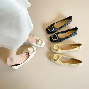 Elegante gewebte Ballerinas mit goldener quadratischer Schnalle in Weiß, Schwarz und Gelb