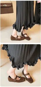 Détails des babies en daim marron foncé avec décoration de nœud et double bride