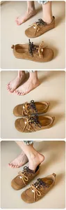 Detailaufnahme brauner Wildleder-Flachschuhe mit markanten zweifarbigen Schnürsenkeln