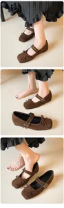Détails de Mary Janes en daim marron avec bout carré, nœud papillon et doubles brides