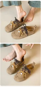 Detailansicht der Damen-Slipper aus khakifarbenem Wildleder mit bunten Seilen und Perlen