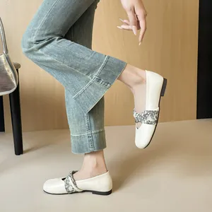 Manoletinas crema elegantes para mujer con tira floral y punta redonda de retro