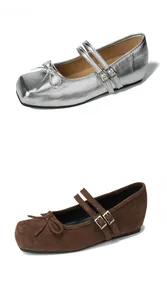 Détail de chaussures Mary Jane à bout carré avec doubles brides et nœuds élégants