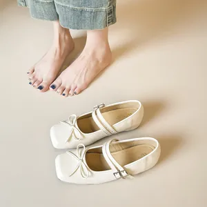 Ballerines Mary Jane blanches style français avec nœud et doubles brides sur modèle