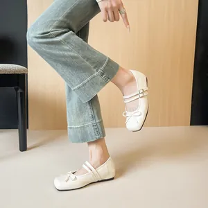 Ballerines Mary Jane argentées avec nœud et double bride portées pour un style élégant