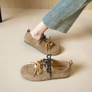 Braune Wildleder-Slipper im Birkenstock-Stil mit runder Kappe und Zierschnürsenkeln