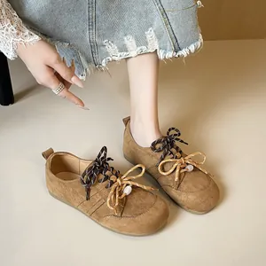 Braune Wildleder Flachschuhe mit Doppelbogendetail und runder Zehe im College-Stil
