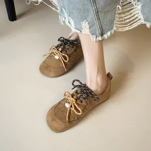 Braune Wildleder-Slipper mit doppelten Schnürsenkeln und Perlen aus der Draufsicht
