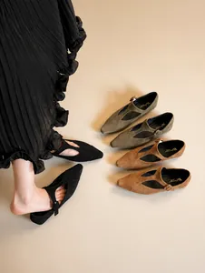 Gros plan de ballerines Mary Jane en daim noir, vert olive et camel avec brides