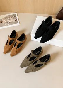 Vue de dessus de ballerines Mary Jane en daim à bout pointu en marron, noir et vert olive