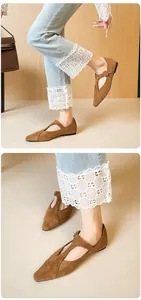 Vue détaillée de ballerines pointues en similicuir marron avec bride en T et boucle