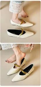 Details cremefarbener spitze Mary Janes mit V-Ausschnitt und goldener Metallschnalle