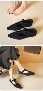 Détail de ballerines pointues en daim noir avec bride en T et boucle carrée réglable