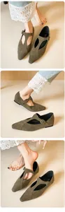 Détail de ballerines pointues en daim vert olive avec bride en T et boucle élégante