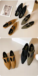 Détail de chaussures Mary Jane en daim à bout pointu avec bride ajourée à boucle