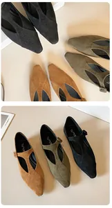 Détail de ballerines Mary Jane en daim à bout pointu avec bride en T et boucle en 3 tons